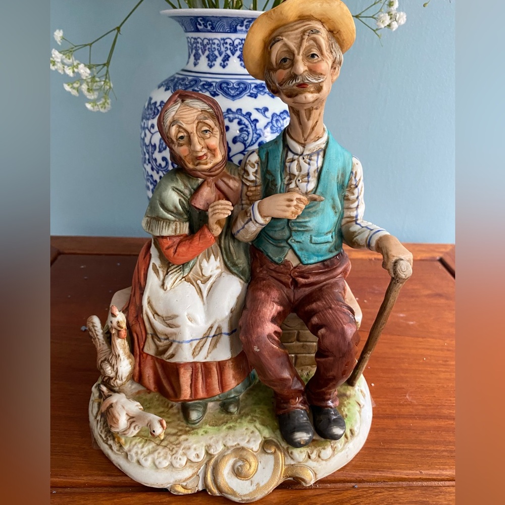 Rare and original find, vintage statuette from the 80s. Signed, marked. Hand-p